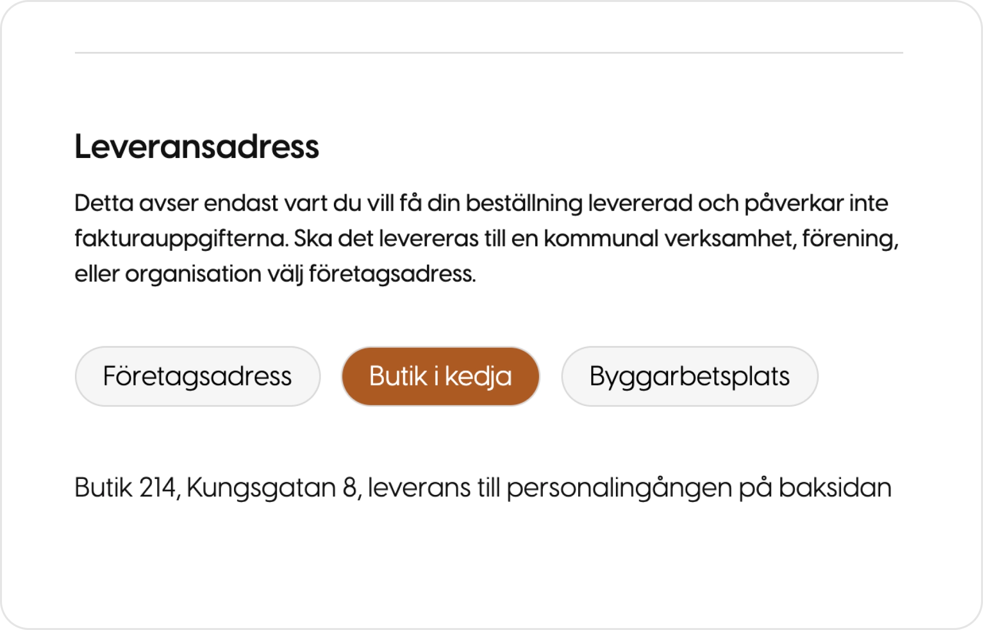 Leveransadress i kassan med tre valbara alternativ, där Butik i kedja är valt och adressen visas under.